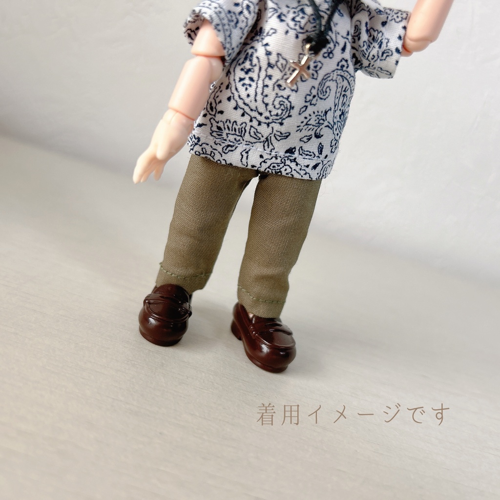 シンプルなパンツ