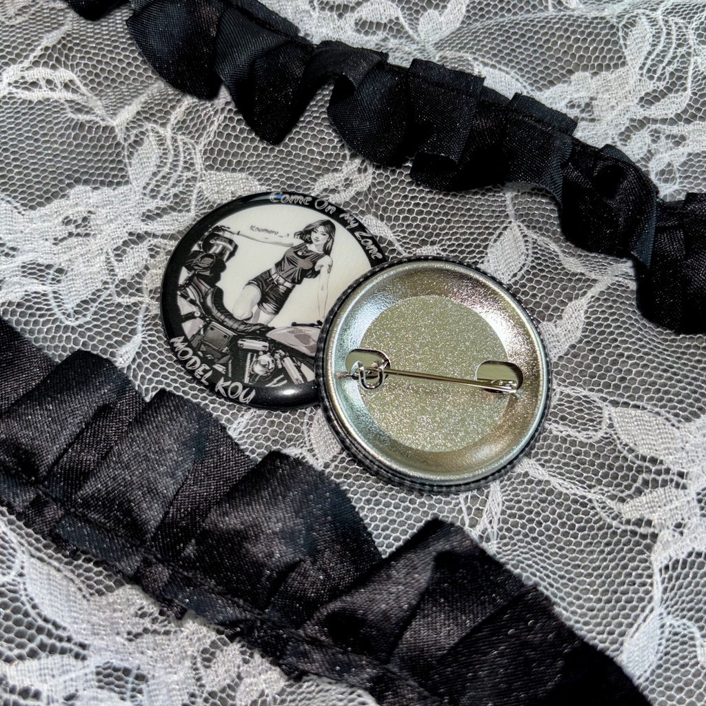 Model Kou モノクロ缶バッジ