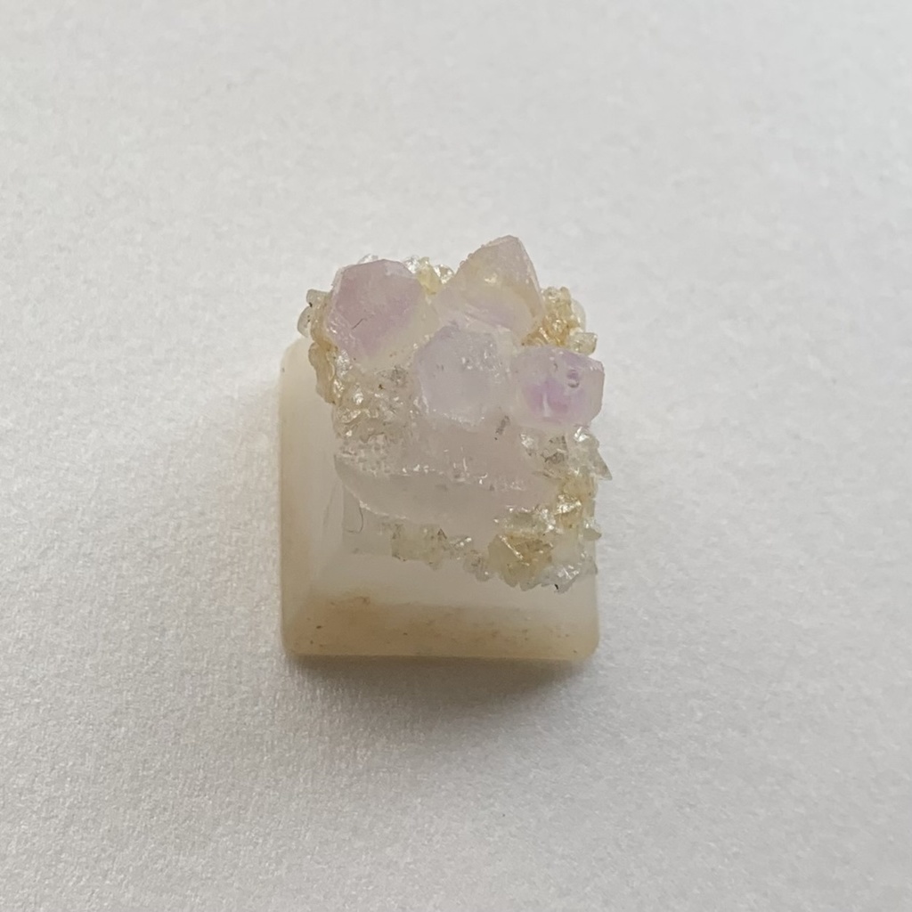 水晶クラスターのキーキャップ Quartz Crystal Cluster Keycap