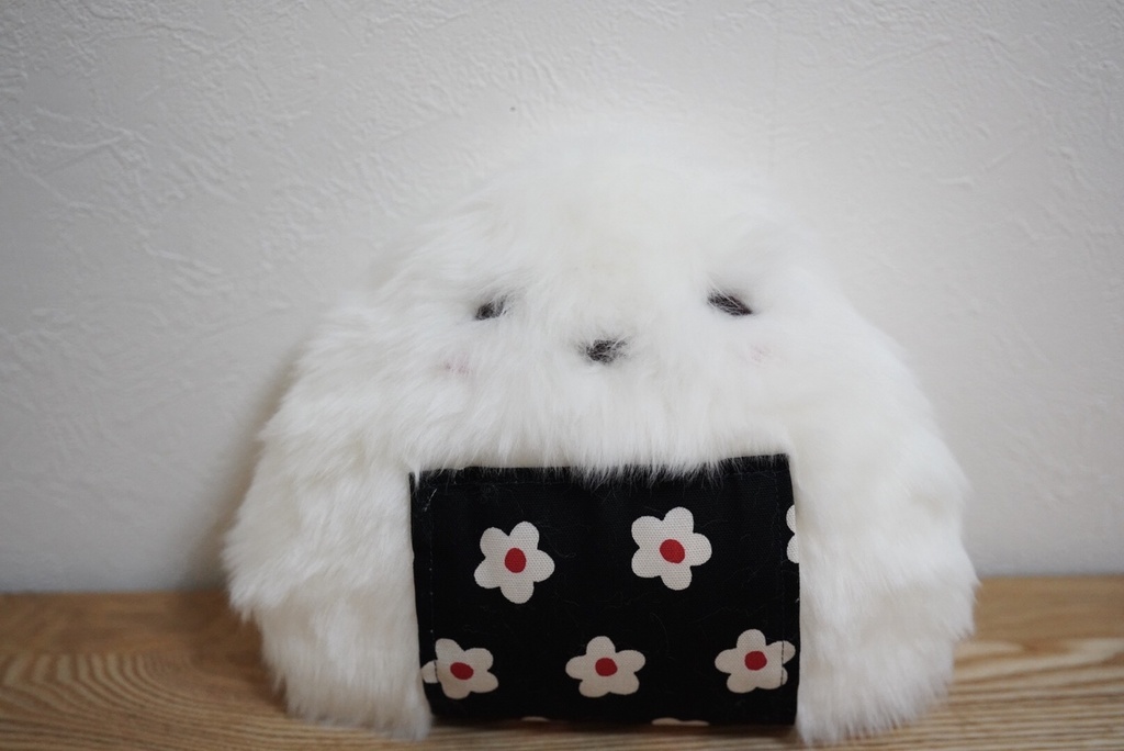 （茶色い目）黒地に白い花のどでかおにぎりのぬいぐるみ