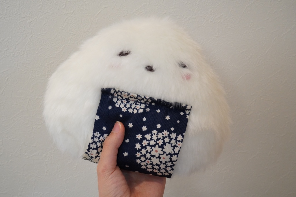 （茶色い目）白いお花の海苔どでかおにぎりのぬいぐるみ
