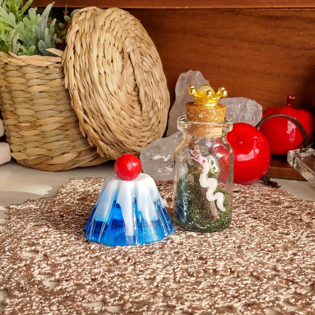 【年末SALE‼️送料無料】✨🗻🐍✨縁起物★富士山と白蛇くん/あなたやドールのお部屋の片隅に、可愛い今年の干支を飾ってみては!?(*´ω`*)