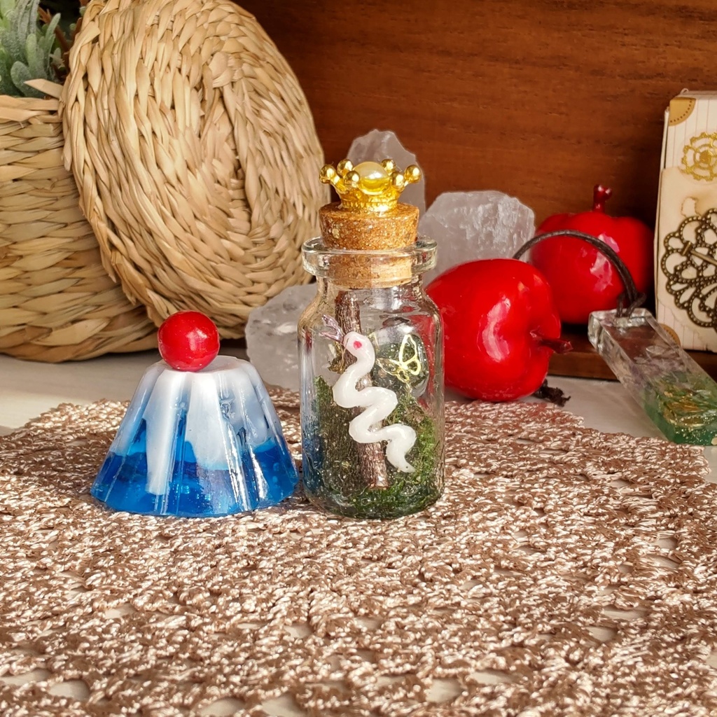 【年末SALE‼️送料無料】✨🗻🐍✨縁起物★富士山と白蛇くん/あなたやドールのお部屋の片隅に、可愛い今年の干支を飾ってみては!?(*´ω`*)