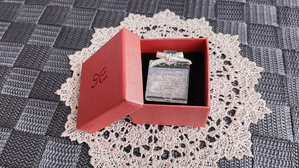 1/3ドールサイズ(DD・SDなど)箱入りパフューム香水(2種類)★レジン作品/あなたのドールへプレゼントにいかがですか🎁✨