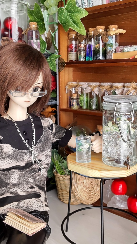 お洒落なドリンクサーバーとグラス(2つ)のセット★1/3ドールサイズ(DD・SDなど)レジン作品/爽やかなドール撮影のアイテムとしていかがですか🌿