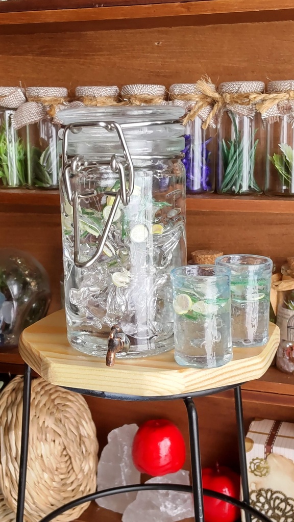 お洒落なドリンクサーバーとグラス(2つ)のセット★1/3ドールサイズ(DD・SDなど)レジン作品/爽やかなドール撮影のアイテムとしていかがですか🌿