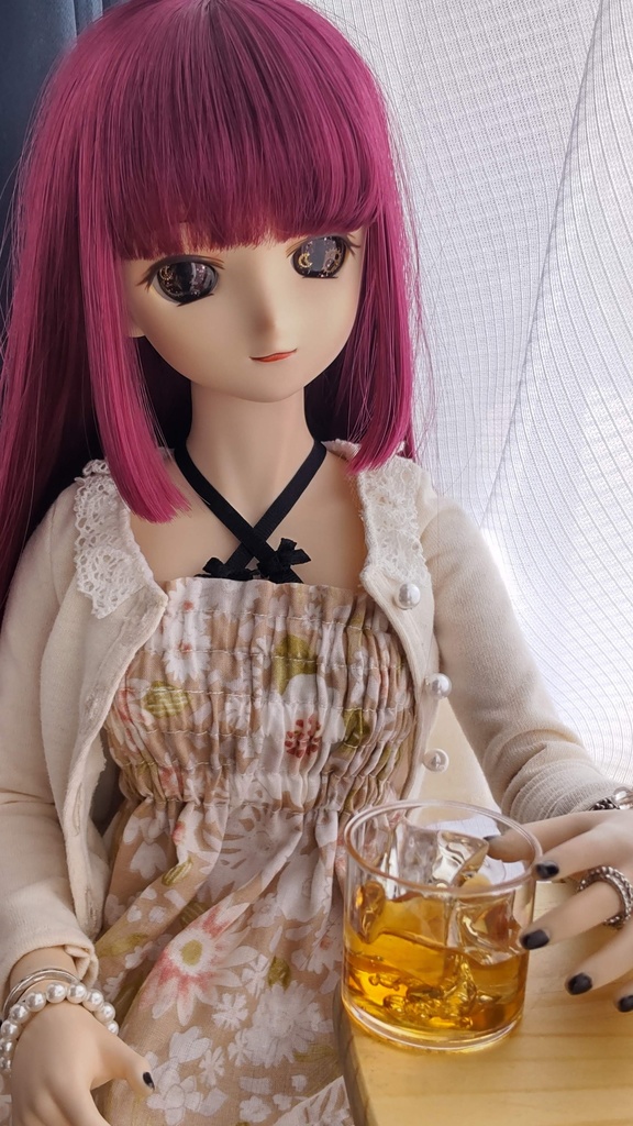 【年末SALE‼️送料無料】ウィスキーロックグラス(丸型)★1/3ドールサイズ(DD・SDなど)レジン作品/しっとり大人の魅力あふれるドール撮影にいかがですか🍷✨