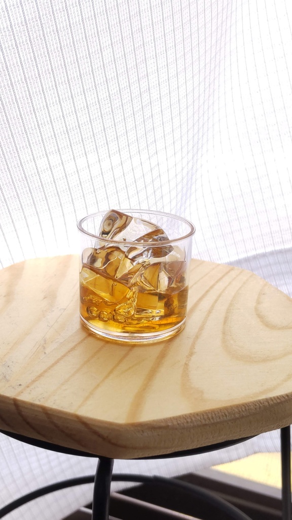 【年末SALE‼️送料無料】ウィスキーロックグラス(丸型)★1/3ドールサイズ(DD・SDなど)レジン作品/しっとり大人の魅力あふれるドール撮影にいかがですか🍷✨