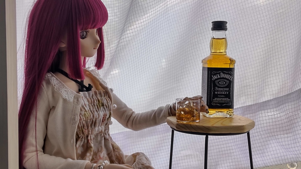 【年末SALE‼️送料無料】ウィスキーロックグラス(丸型)★1/3ドールサイズ(DD・SDなど)レジン作品/しっとり大人の魅力あふれるドール撮影にいかがですか🍷✨