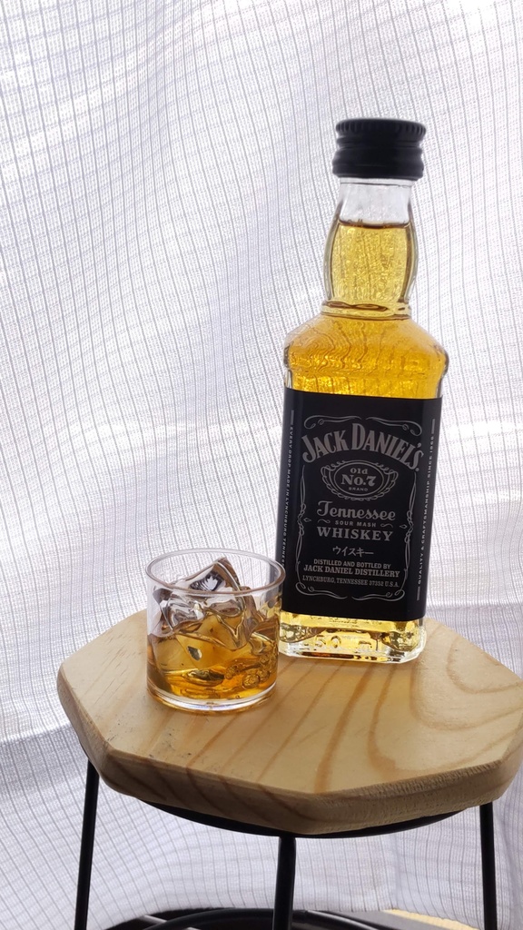 【年末SALE‼️送料無料】ウィスキーロックグラス(丸型)★1/3ドールサイズ(DD・SDなど)レジン作品/しっとり大人の魅力あふれるドール撮影にいかがですか🍷✨