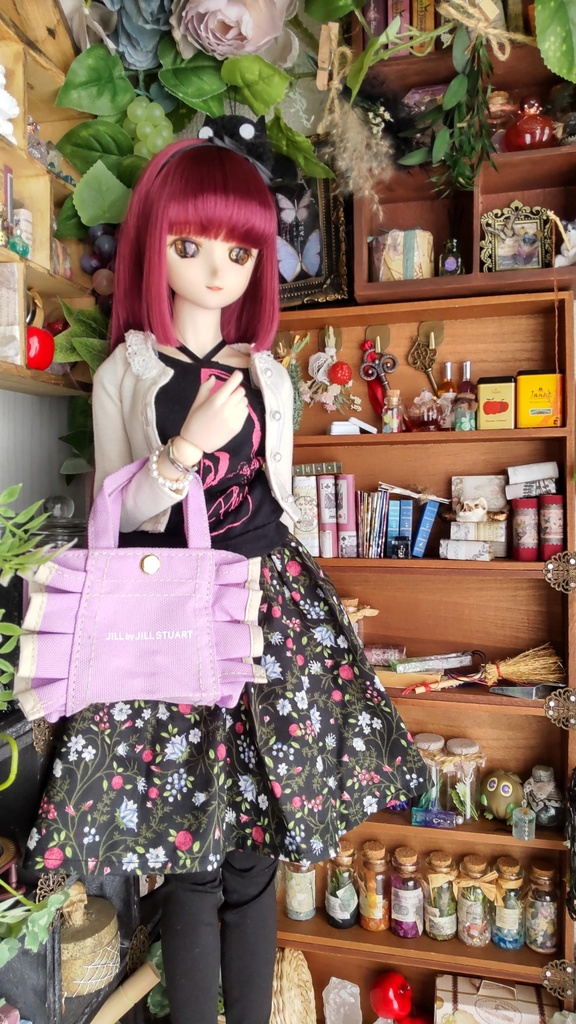 1/3ドールサイズ(DD・SDなど)★シンプルなスカート①黒地に小花柄/一枚あると便利なスカートです🎀