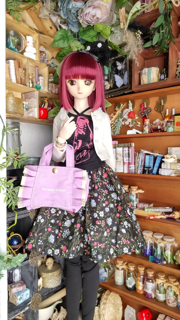 1/3ドールサイズ(DD・SDなど)★シンプルなスカート①黒地に小花柄/一枚あると便利なスカートです🎀