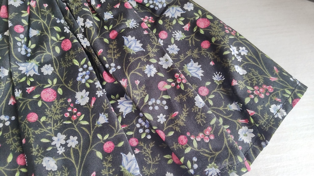 1/3ドールサイズ(DD・SDなど)★シンプルなスカート①黒地に小花柄/一枚あると便利なスカートです🎀