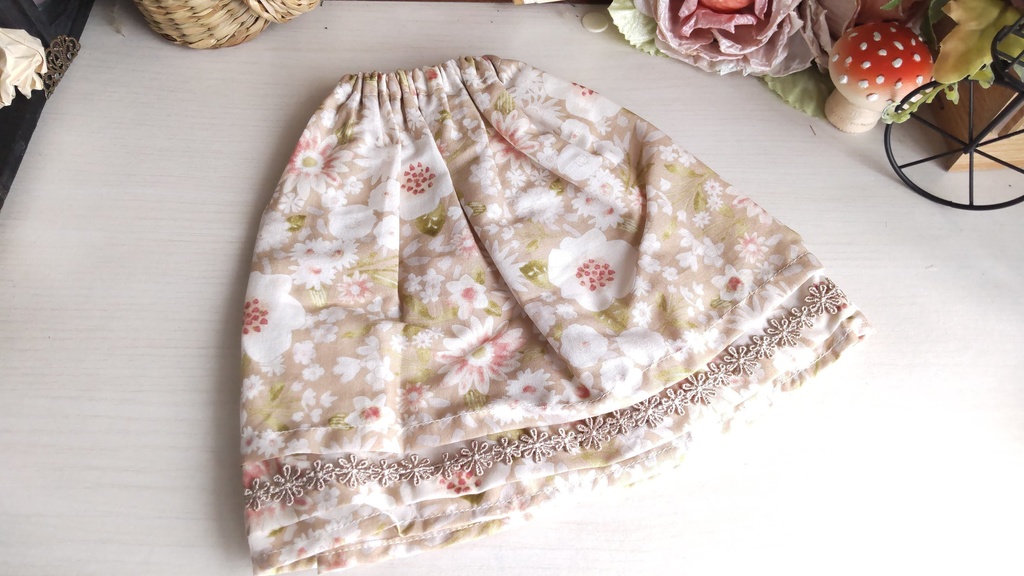 1/3ドールサイズ(DD・SDなど)★可愛らしいスカート①アイボリー小花柄/一枚あると便利なスカートです🎀