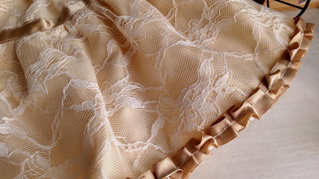 1/3ドールサイズ(DD・SDなど)★可愛らしいスカート②アイボリー・レース柄/一枚あると便利なスカートです🎀