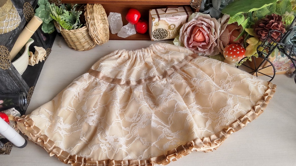 1/3ドールサイズ(DD・SDなど)★可愛らしいスカート②アイボリー・レース柄/一枚あると便利なスカートです🎀