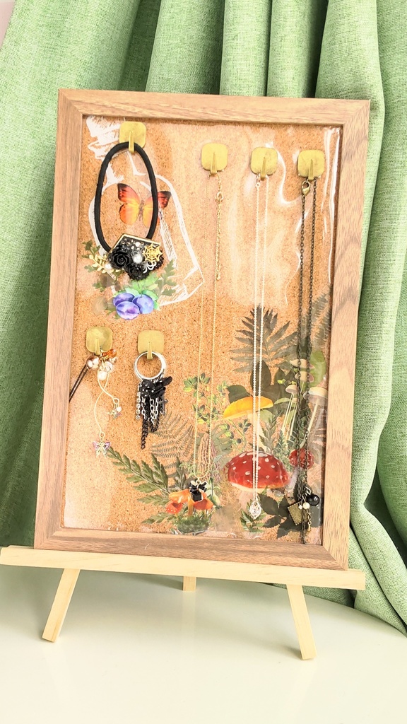 森のきのこで飾られたアクセサリースタンド★アクセサリーボード／お洒落にアクセサリーを飾って下さい✨