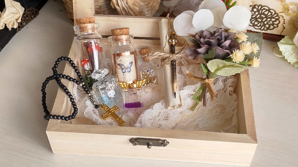 1/3ドールサイズ★小瓶や可愛らしいアイテムを詰めた誓いの小箱🎶①