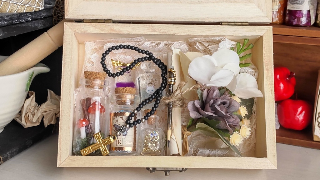 1/3ドールサイズ★小瓶や可愛らしいアイテムを詰めた誓いの小箱🎶①