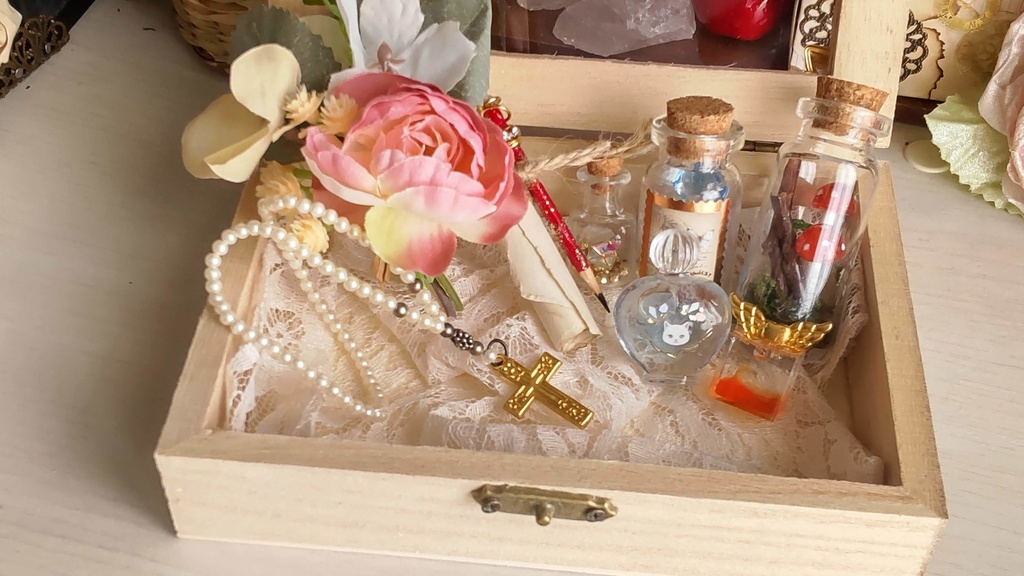 1/3ドールサイズ★小瓶や可愛らしいアイテムを詰めた誓いの小箱🎶②