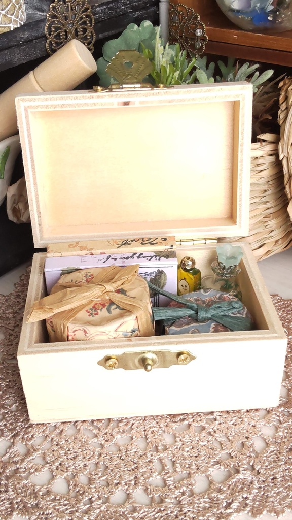 1/3ドールサイズ★豆本や小瓶を詰めた可愛らしい小箱