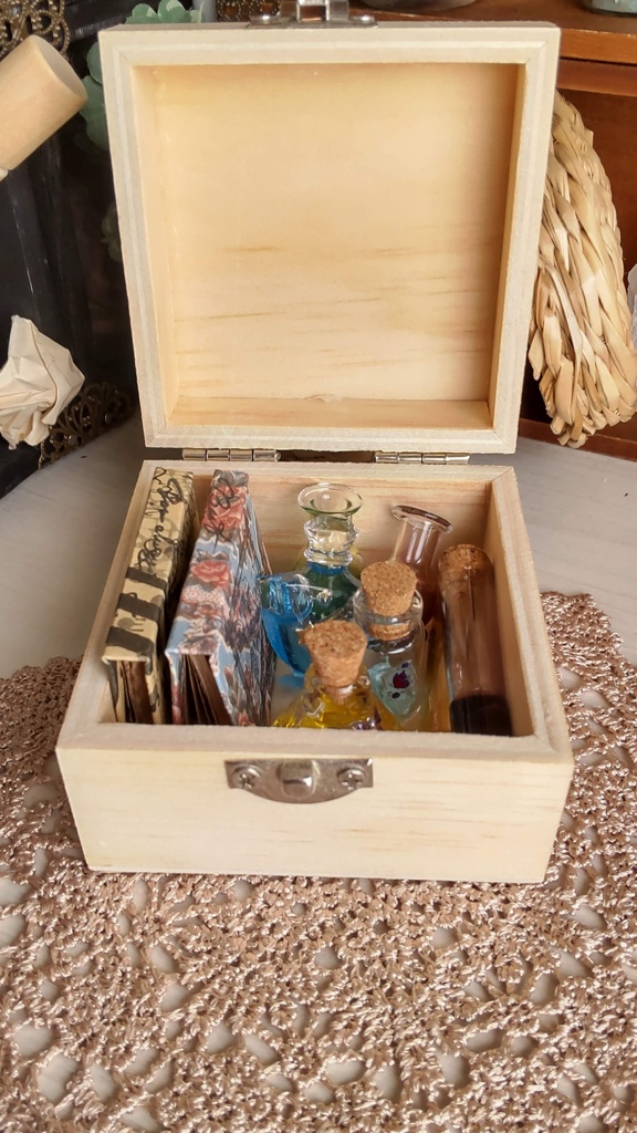 1/3ドールサイズ★豆本や試験管を詰めた可愛らしい小箱