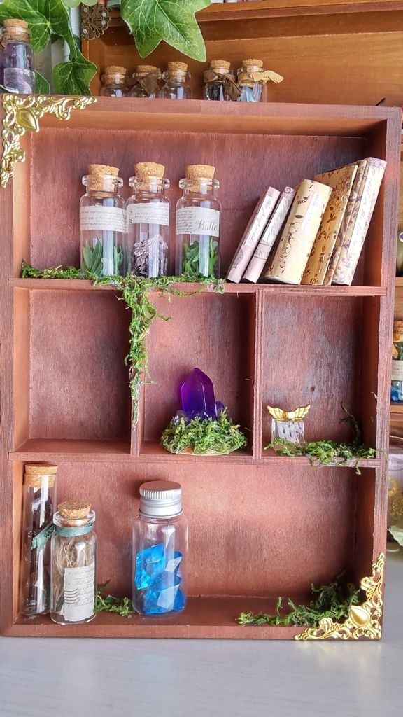 ドールサイズ★木箱で作った魔法棚(縦型)と小瓶のセット✨ドールのお部屋に素敵な棚はいかがですか♪