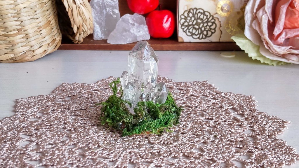 苔むした水晶(3種類)✨/光り輝く水晶をあなたやドールのお部屋に…💎