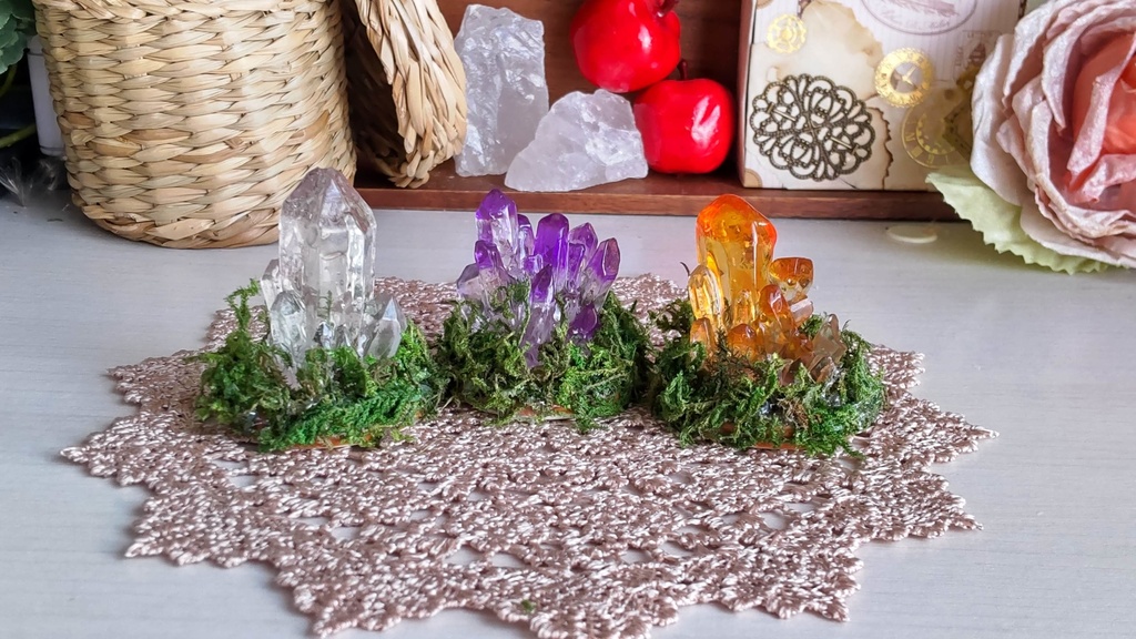 苔むした水晶(3種類)✨/光り輝く水晶をあなたやドールのお部屋に…💎