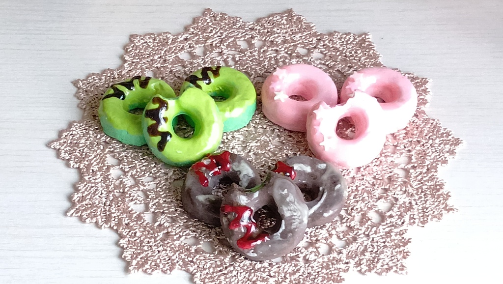 1/3ドールサイズ★ドーナツ(6種類)／カラフルなドーナツ、食べかけもあるよ🍩