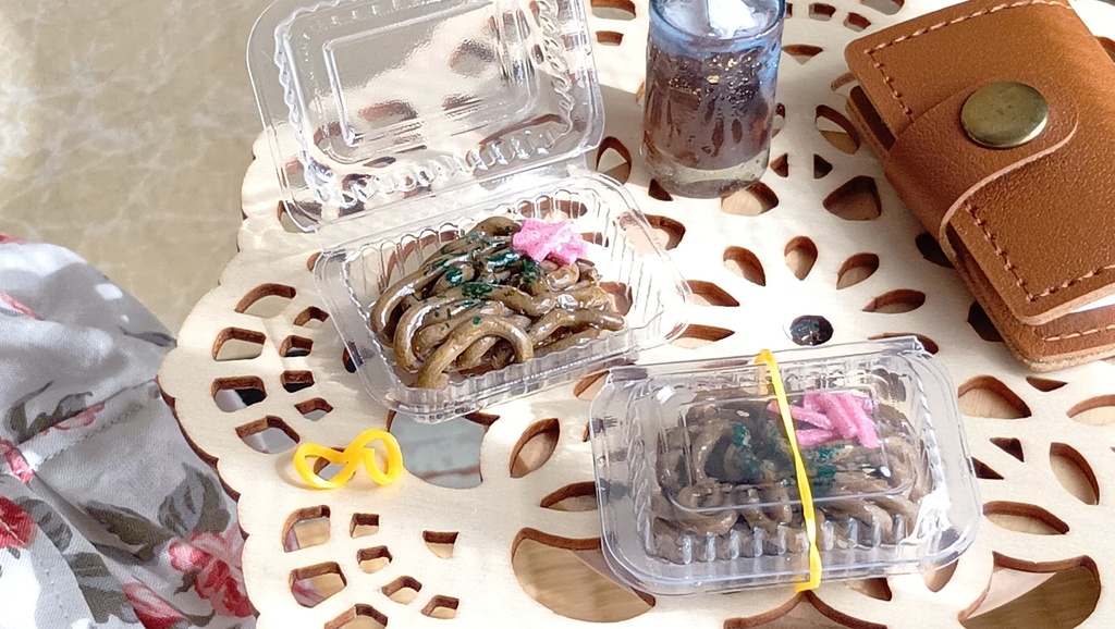 1/3ドールサイズ★パック入り焼きそば🥢✨／屋台の味を一ついかがですか🎶