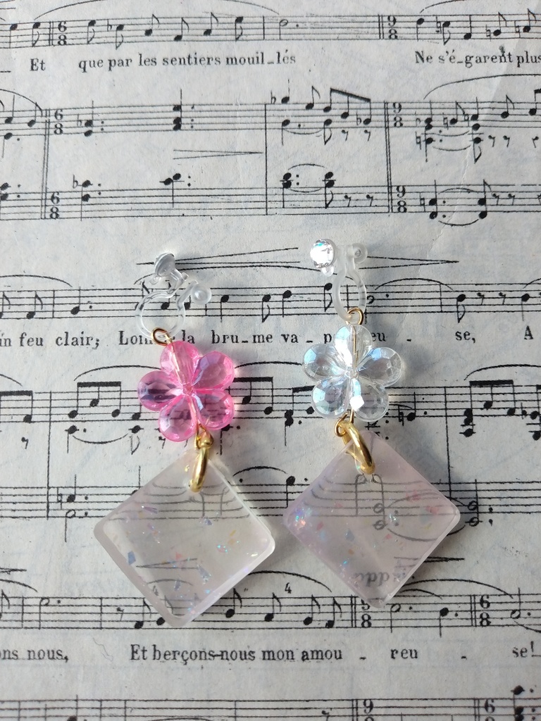 樹脂イヤリング　透明パープル(花)