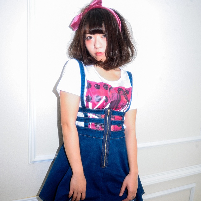 りんご×モザイクうさぎのTシャツ