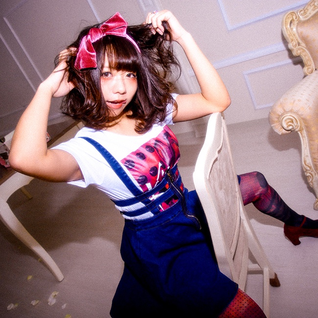 りんご×モザイクうさぎのTシャツ