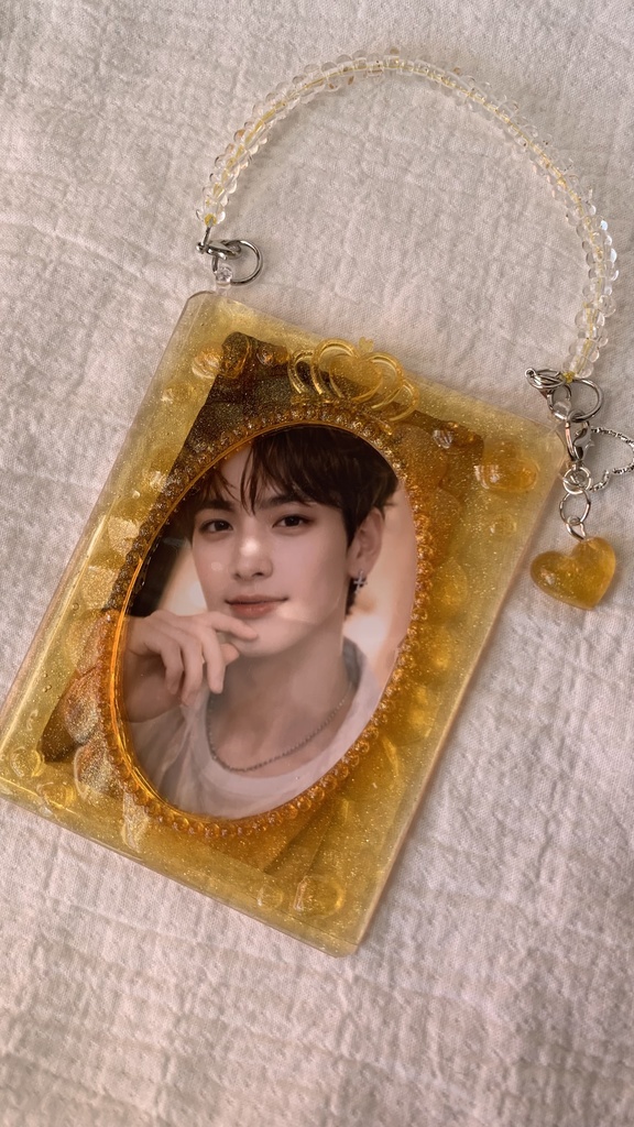 B8 トレカキーホルダー　クリアイエロー