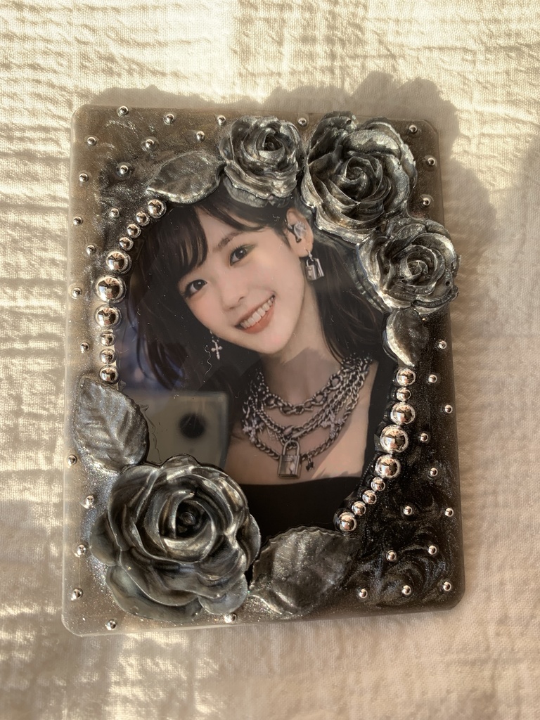 B8 トレカデコ　ブラックシルバー　薔薇