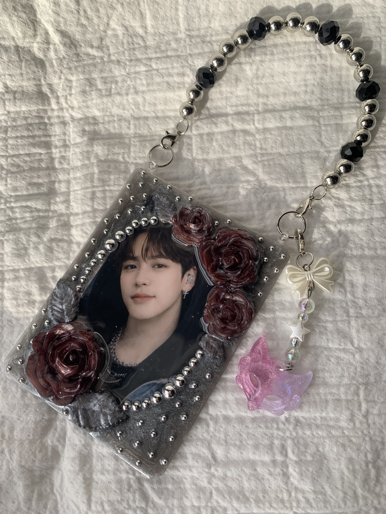 B8 トレカキーホルダー 全2色 ストラップ•チャーム付き