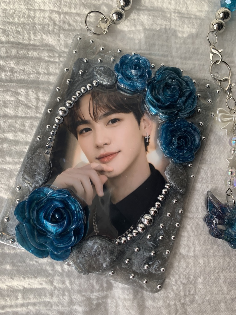 B8 トレカキーホルダー 全2色 ストラップ•チャーム付き