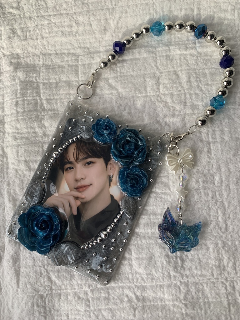 B8 トレカキーホルダー 全2色 ストラップ•チャーム付き