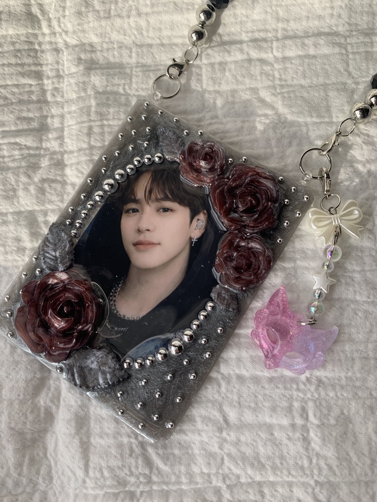 B8 トレカキーホルダー 全2色 ストラップ•チャーム付き