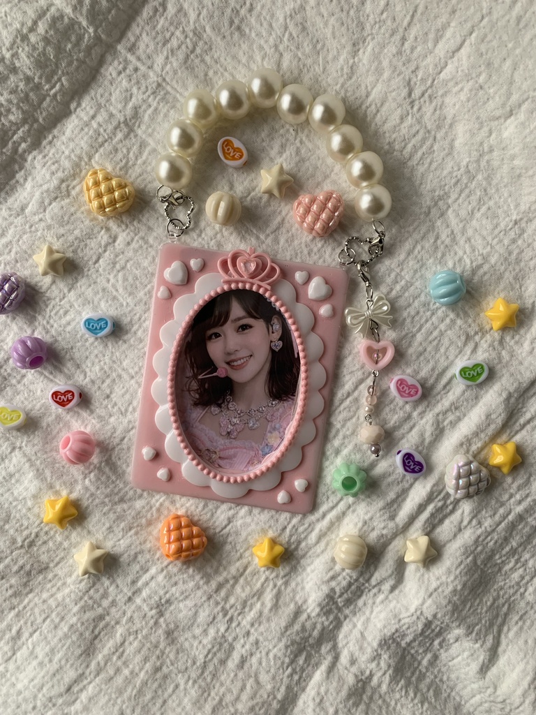 B8 トレカキーホルダー　ストラップ•チャーム付き