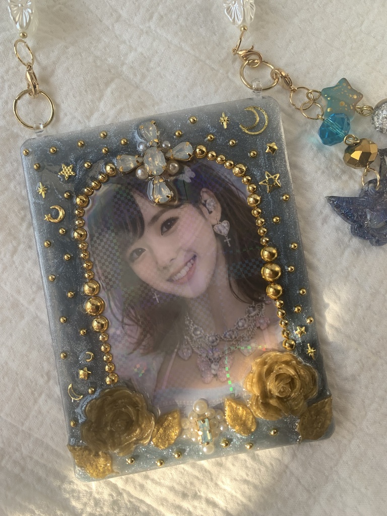 B8//トレカデコ•トレカキーホルダー//ストラップ•チャーム付//ゴールドネイビー//薔薇