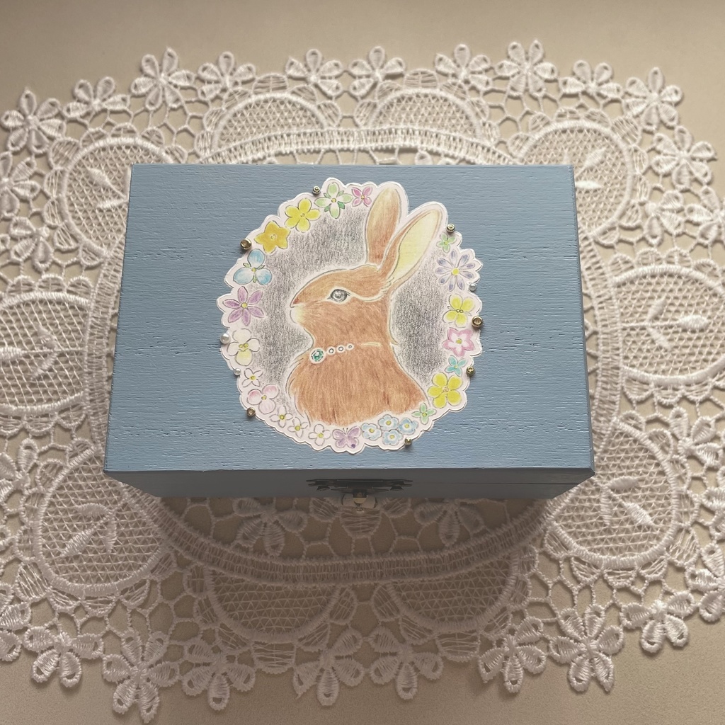 宝物入れ〈小花の錠とうさぎの守り番〉