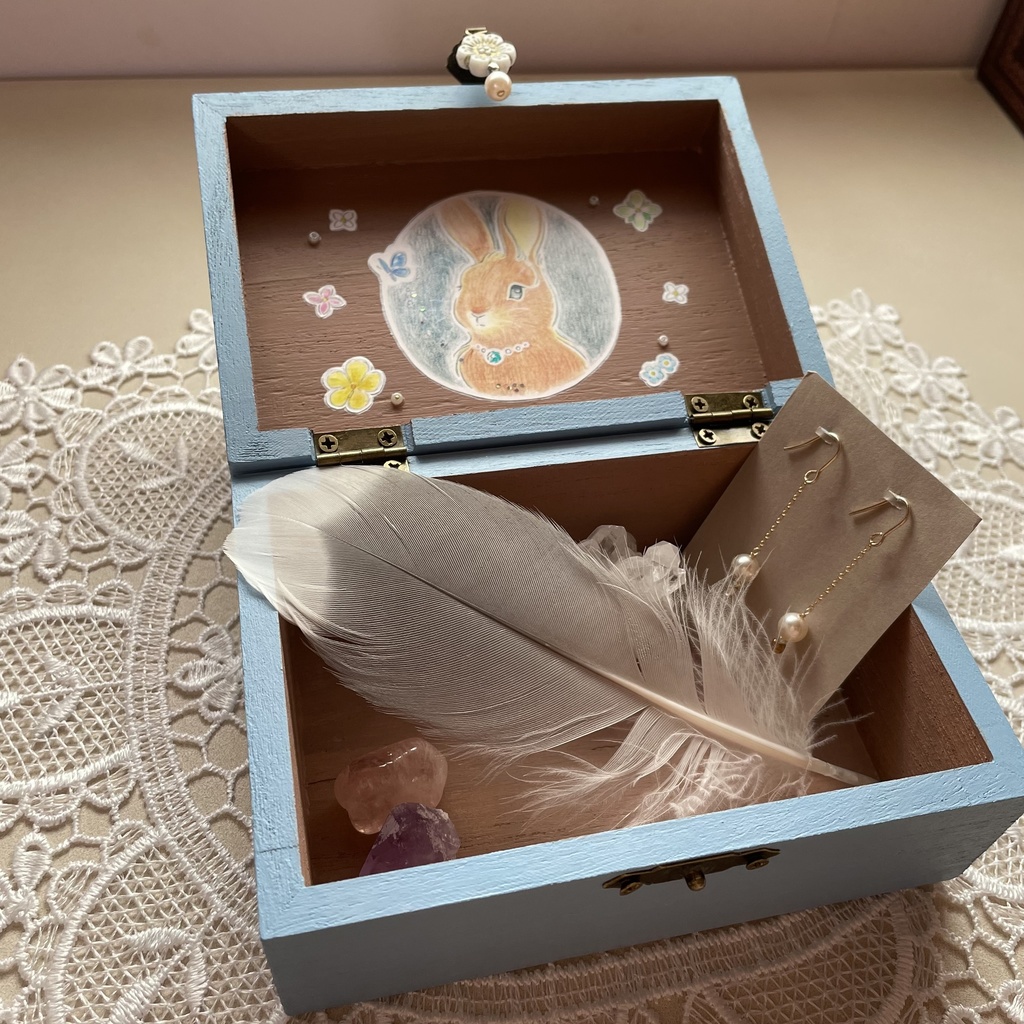 宝物入れ〈小花の錠とうさぎの守り番〉