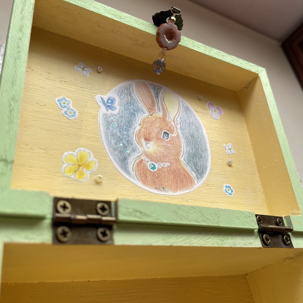 宝物入れ〈小花の錠とうさぎの守り番〉