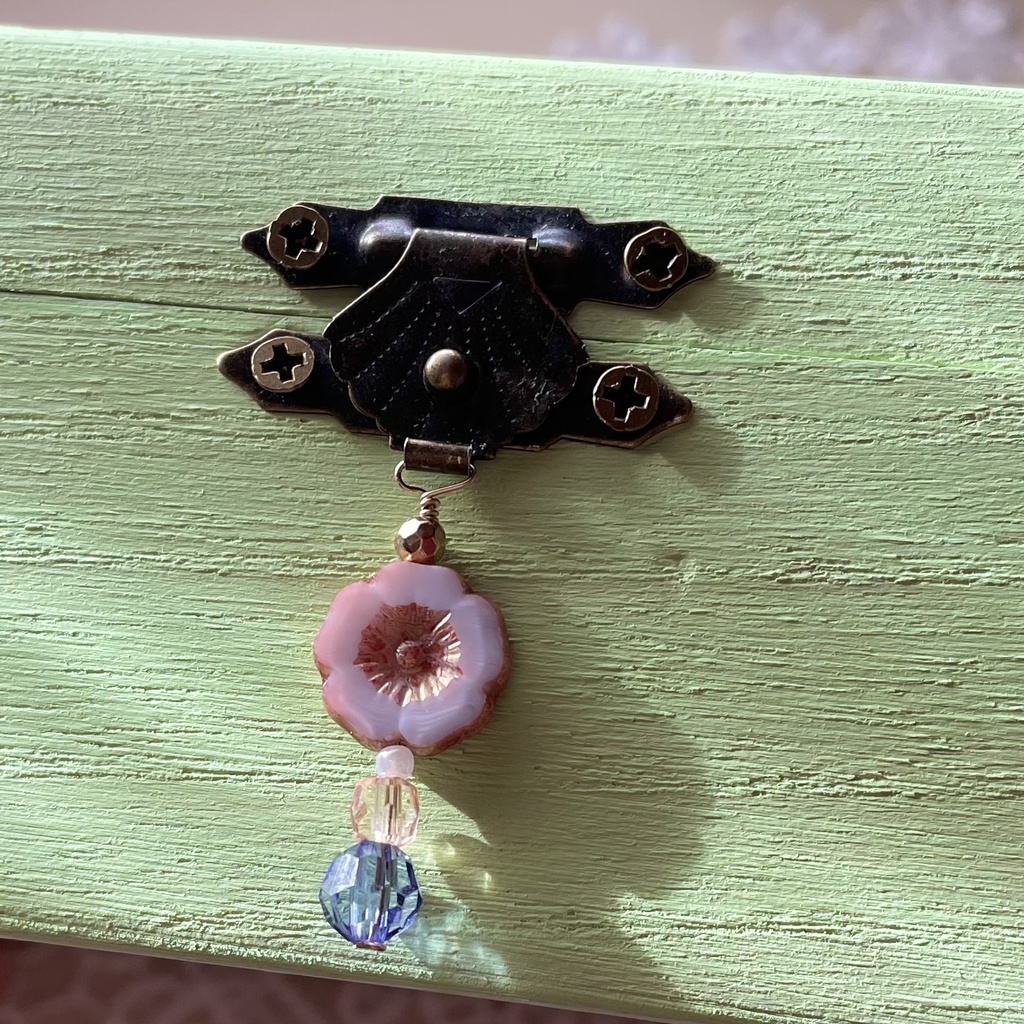 宝物入れ〈小花の錠とうさぎの守り番〉