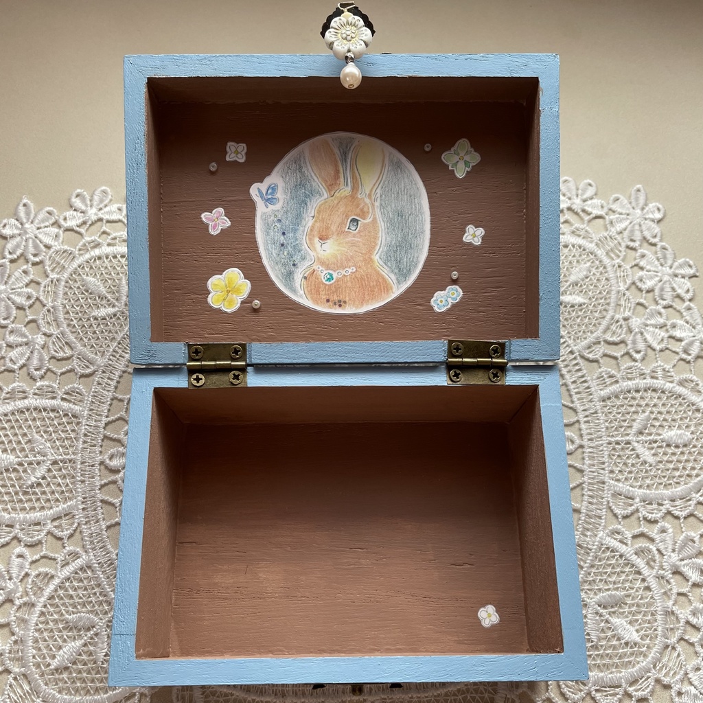 宝物入れ〈小花の錠とうさぎの守り番〉