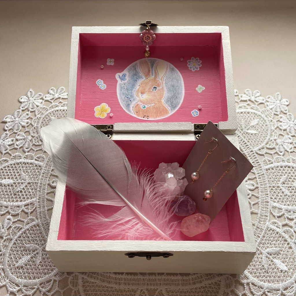 宝物入れ〈小花の錠とうさぎの守り番〉