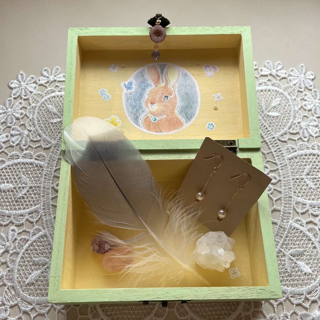 宝物入れ〈小花の錠とうさぎの守り番〉