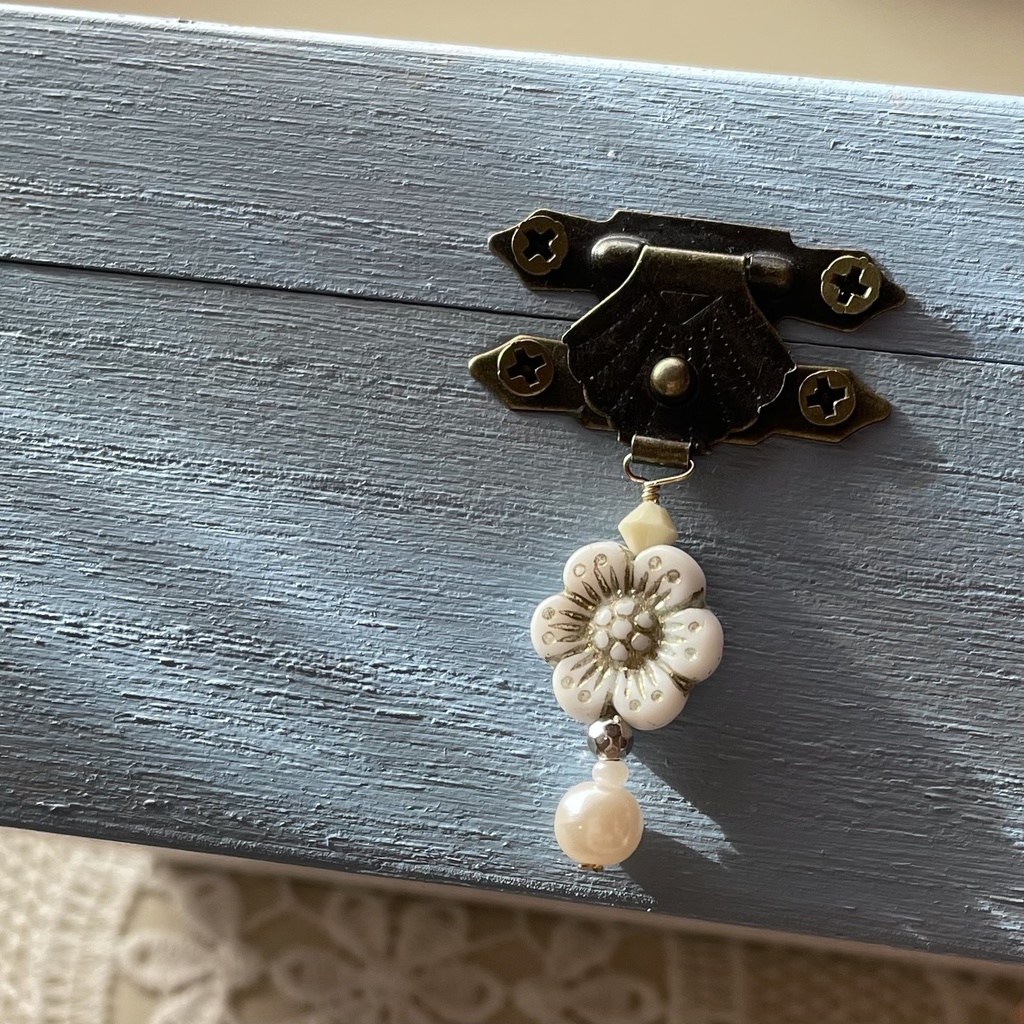 宝物入れ〈小花の錠とうさぎの守り番〉